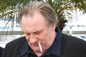 Frönt zahlreichen Lastern, unter anderem auch dem Rauchen: Gerard Departieu