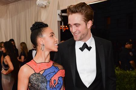 Werfen sich verliebte Blicke auf der Met Gala in New York zu: Robert Pattinson und FKA Twigs