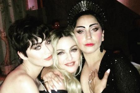Berufs-Rebellin Madonna schert sich nicht um das Selfie-Verbot bei der Met Gala. Sie postet ein Bild mit Katy Perry (l.) und...