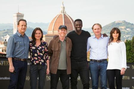 Bitte lächeln: Hauptdarsteller Tom Hanks, Regisseur Ron Howard und Co. posieren vor Drehbeginn für ein Gruppenfoto