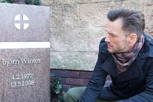 "Unter uns": Malte wird die Schuldgefühle nicht los, die ihn am Todestag von Saschas Bruder Björn noch stärker quälen als zu...