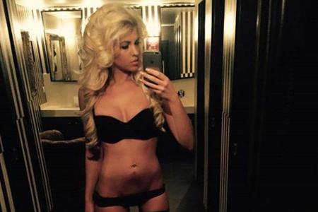 Sarah Nowak geizt nicht mit ihren Reizen