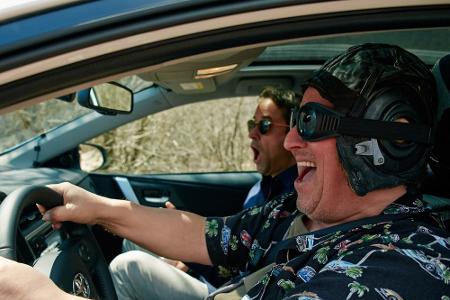 Axel Prahl genießt die Spritztour sichtlich, Jan Josef Liefers dagegen weniger...