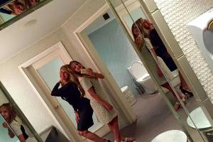 Carmen und Davina Geiss haben Spaß auf der Gästetoilette