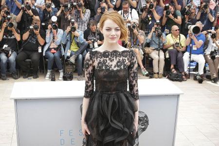 Emma Stone in einer verspielten Variante des Kleinen Schwarzen