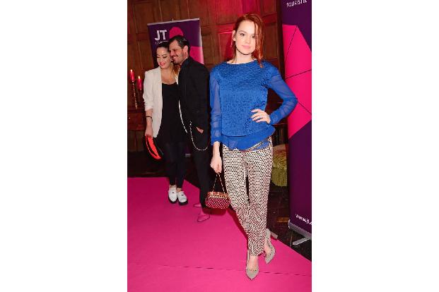 ...Grippewelle ist auch bei ihm angekommen. Zumindest fühlt er sich leicht kränklich. Da macht es ja Sinn das Emilia Schüle ...