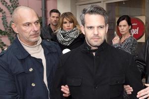 "Unter uns": Till (Mitte) wird vor seiner Familie und seinen Freunden abgeführt