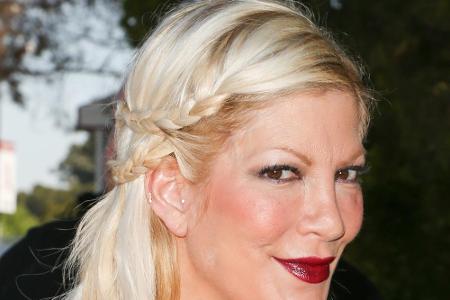 Tori Spelling mit geflochtenem Half-up-Hair