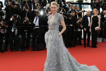 Ebenfalls in Grau: Naomi Watts