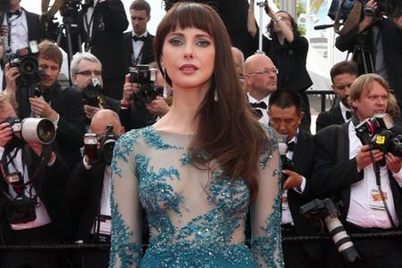Frédérique Bel auf dem roten Teppich in Cannes
