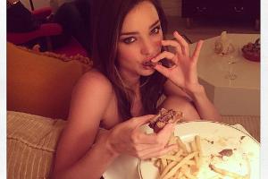 Lecker Pommes Frites: Mirand Kerr genießt ihr Abendmahl sichtlich
