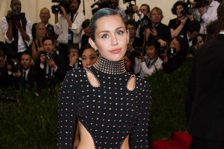 Miley Cyrus, hier blauhaarig und ohne Höschen bei der MET Gala, lässt sich nicht gern in Schubladen stecken