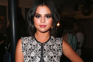 Selena Gomez setzt auf Leder