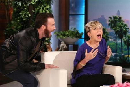 Chris Evans schleicht sich an und erschreckt Scarlett Johansson in der 