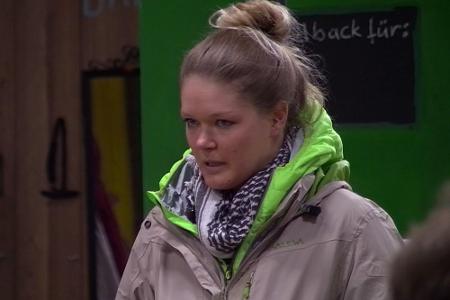 Victoria hält eine Brandrede vor versammelter 