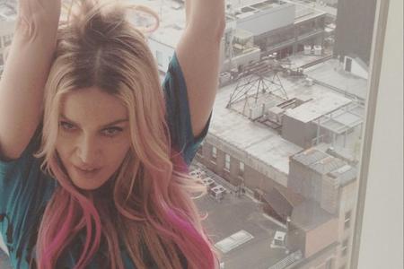 Madonna zeigt sich jetzt teils in gewagtem Pink