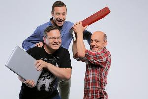 Geballtes Wissen: Elton, Kai Pflaume und Bernhard Hoëcker (v. l.)