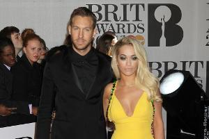 Beim gemeinsamen Auftritt anlässlich der Brit Awards 2014 wirkten weder Calvin Harris noch Rita Ora besonders glücklich