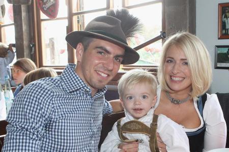 Philipp Lahm, Sohn Julian und Ehefrau Claudia beim Besuch des Oktoberfestes