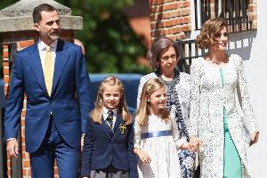 Leonor (2.v.l.) wird von ihrer Familie zur Kirche begleitet