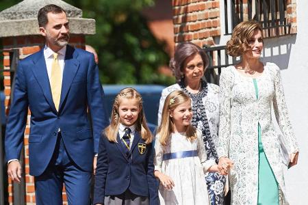 Leonor (2.v.l.) wird von ihrer Familie zur Kirche begleitet