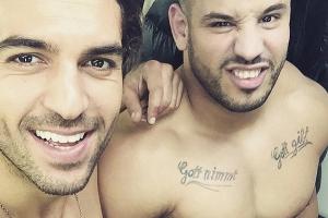 Elyas M'Barek postet heißes Oben-Ohne-Selfie mit seinem Kumpel