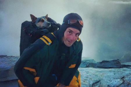 Dean Potter beim ersten Base-Jump mit Hund