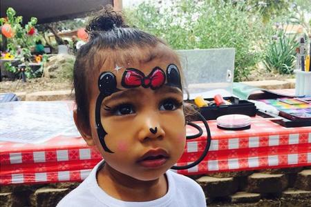 Schwarze Ohren und rotes Schleifchen: Nort West als süße Minnie Maus