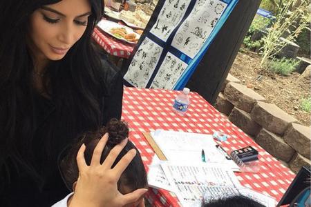 North West wird auf dem Schoss von Kim Kardashian in Minnie Maus verwandelt