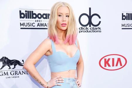 Babyblau und Pink waren Iggy Azaleas Farben des Abends