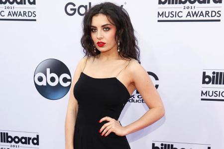Klassisch: Charli XCX in schlichtem Schwarz