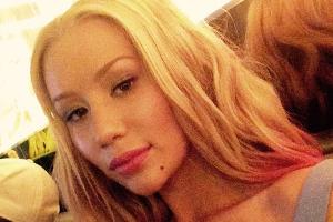 Iggy Azalea hat in den pinken Farbtopf gegriffen