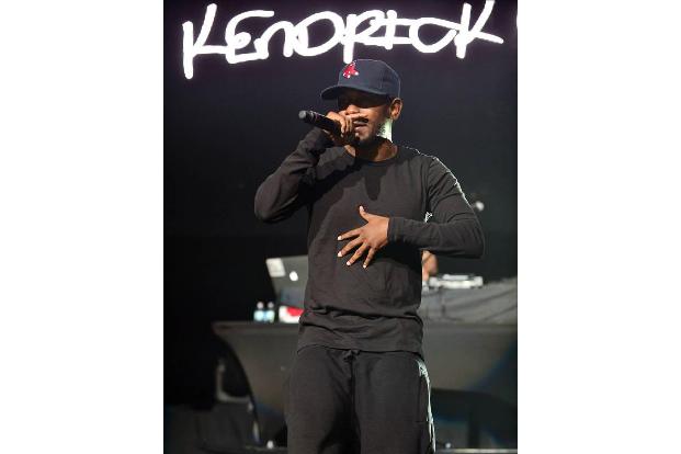 ...indes von Kendrick Lamar - ein amerikanischer Rapper. Sie alle zusammen werden also Teil von 