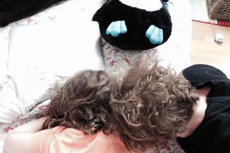 Matthias Schweighöfer und Töchterchen Greta sind schlafend ein Herz und eine Seele