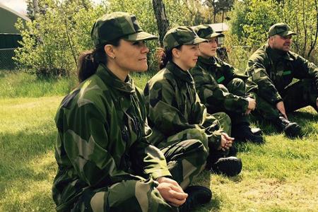 Victoria von Schweden (vorne) in Soldatenkluft