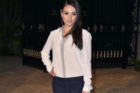 Streckt optisch: Mila Kunis kombiniert nude-farbene High Heels zu Jeans und Bluse