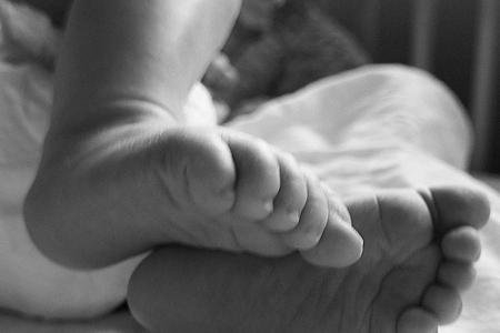 So süß sind die Füße von Rocket Zot Worthington, dem Sohnemann von Sam Worthington und Lara Bingle