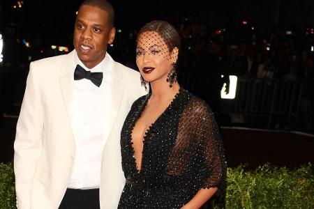 Bodenlange Robe in New York