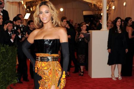 Bodenlange Schleppe auf dem roten Teppich