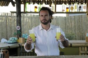 "Super-Dad": Mark (Stephan Luca) führt ein sorgenfreies Leben - bis er erfährt, dass er Vater von 99 Kindern ist