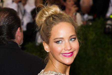Jennifer Lawrence trumpfte mit einem Dutt bei der Met-Gala auf