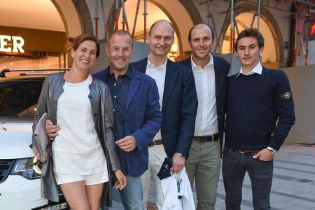Marie-Jeanette Ferch und Ehemann Heino zusammen mit Land Rover Marketingdirektor Christian Uhrig und den Polo-Team-Mitgliede...