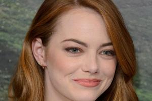 Emma Stone verleiht mit etwas Rouge ihrem rundlichen Gesicht eine kantigere Form