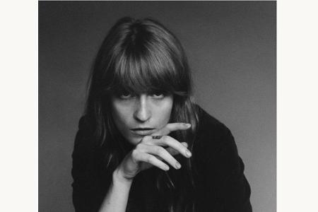 Ungewohnt zurückgenommen: Florence Welch in Schwarz-Weiß