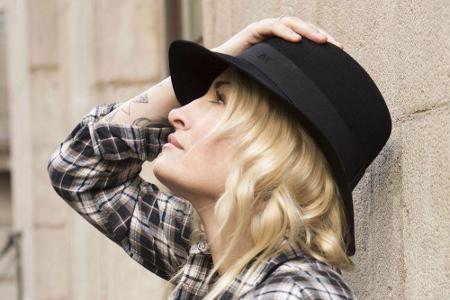 Der Blick geht nach oben: Sarah Connor singt sich in den Album-Charts an die Spitze