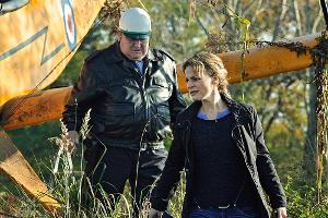 Polizeihauptmeister Horst Krause (Horst Krause) und Kriminalhauptkommissarin Olga Lenski (Maria Simon) begutachten die Abstu...