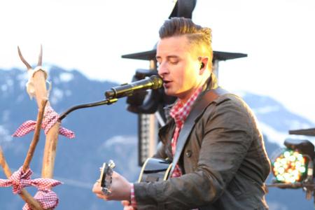 Andreas Gabalier performt sein neues Album vor der Kulisse der Kitzbüheler Alpen