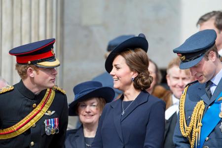 Prinz Harry (l.) mit seiner Schwägerin Kate und seinem Bruder William
