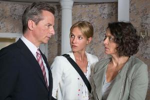 Drängt sich Johanna Stern (Lisa Bitter, M.) zwischen Lena Odenthal (U. Folkerts, r.) und ihre Arbeit?