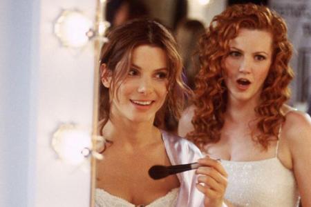 Undercover-Agentin Gracie Hart (Sandra Bullock, l.) reist als 'Miss New Jersey' zur Miss-Wahl. Dort lernt sie Mary Jo (Deird...